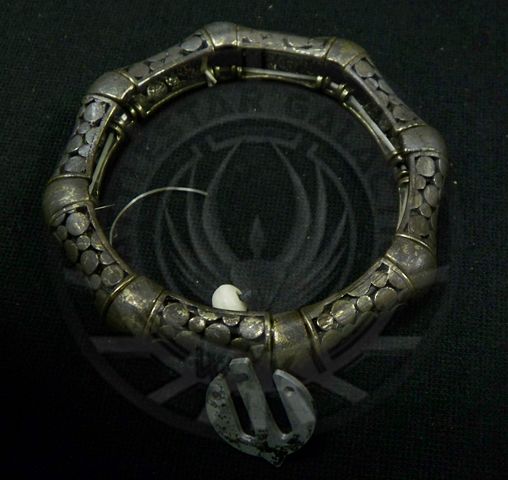 File:Portia King's bracelet-wm.jpg