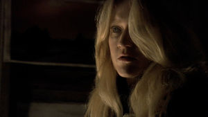 Amanda steals the holoband, 1x16.jpg