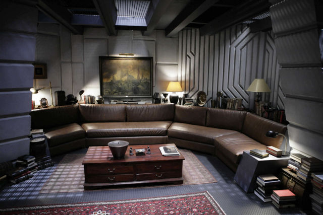 File:Adama's couch.jpg