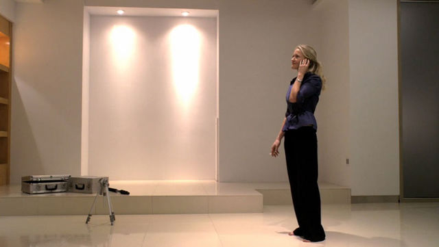 File:Amanda in Zoe's room, 1x06.jpg