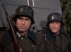Troy und Dillon als verkleidete deutsche Soldaten.
