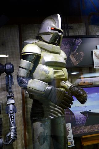 File:Universal Experience - Cylon Animatronic Right Three-Quarter.jpg